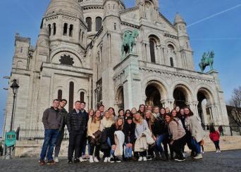 学生 in front of the Sacre-Coeur in Paris